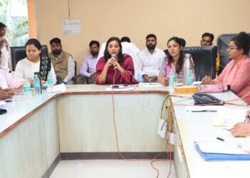 कलेक्टर ने की राजस्व_महाअभियान 3 और सीएम हेल्पलाइन के कार्यों की समीक्षा एक प्रभारी राजस्व निरीक्षक व 8 पटवारियों को कारण बताओ नोटिस जारी
