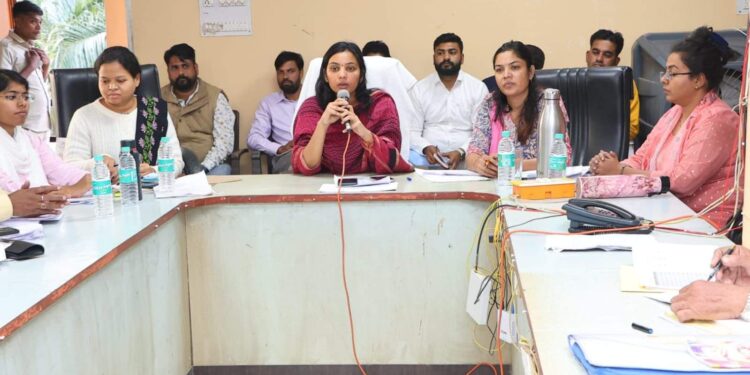 कलेक्टर ने की राजस्व_महाअभियान 3 और सीएम हेल्पलाइन के कार्यों की समीक्षा एक प्रभारी राजस्व निरीक्षक व 8 पटवारियों को कारण बताओ नोटिस जारी