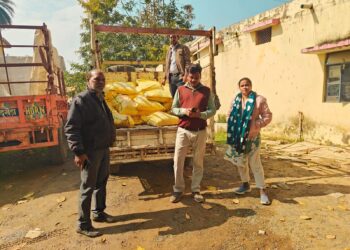 उर्वरक की कालाबाजारी करने पर 4 के विरूद्ध एफआईआर दर्ज 35 बोरी एनपीके खाद जब्त उर्वरक गुण नियंत्रण निरीक्षक टीम के साथ दी ग्राम मोहपा में दबिश तीन उर्वरक विक्रेताओं के लायसेंस निलंबित गठित टीम ने की जिले में बड़ी कार्यवाही