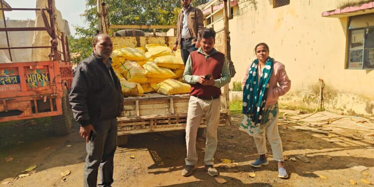 उर्वरक की कालाबाजारी करने पर 4 के विरूद्ध एफआईआर दर्ज 35 बोरी एनपीके खाद जब्त उर्वरक गुण नियंत्रण निरीक्षक टीम के साथ दी ग्राम मोहपा में दबिश तीन उर्वरक विक्रेताओं के लायसेंस निलंबित गठित टीम ने की जिले में बड़ी कार्यवाही