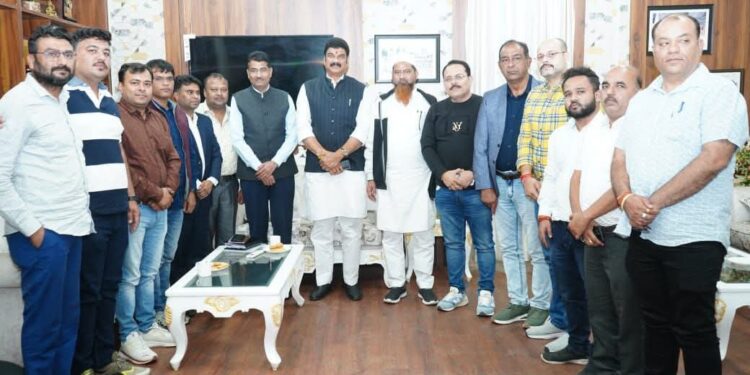 प्रदेश के मिलर्स की हड़ताल समाप्त, धान उपार्जन में होंगें शामिल खाद्य मंत्री गोविंद सिंह राजपूत के विशेष प्रयास से मिलर्स को मिली 233 करोड़ की बकाया राशि