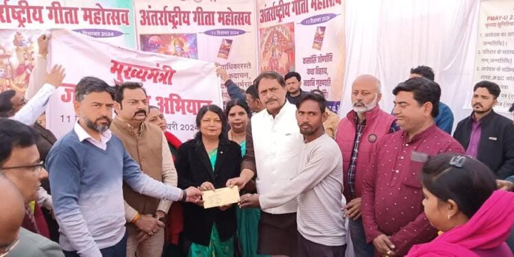 मुख्यमंत्री जनकल्याण अभियान के तहत बस स्टेंड स्थित ऑडिटोरियम परिसर में  जनकल्याण पर्व के तहत लगा शिविर।   लगाए गए सभी विभागों के स्टॉल।