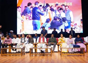 सागर जिले में अंतर्राष्ट्रीय गीता महोत्सव 2024 का आयोजन महाकवि पद्माकर सभागार में किया गया, जिसमें खाद्य, नागरिक आपूर्ति एवं उपभोक्ता संरक्षण मंत्री श्री गोविंद सिंह राजपूत ने भाग लिया।