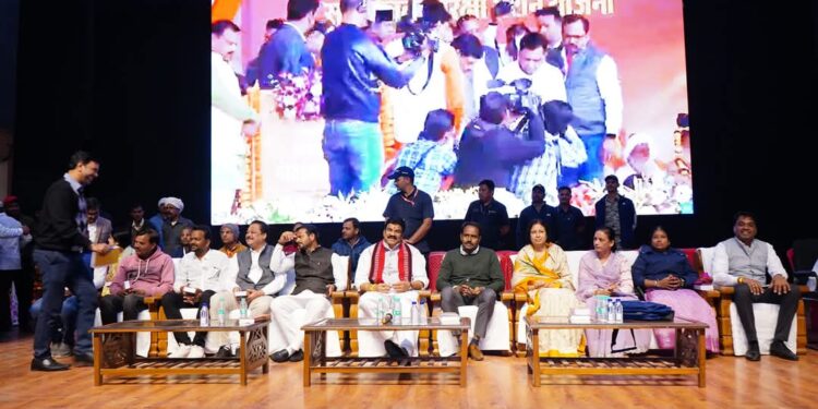 सागर जिले में अंतर्राष्ट्रीय गीता महोत्सव 2024 का आयोजन महाकवि पद्माकर सभागार में किया गया, जिसमें खाद्य, नागरिक आपूर्ति एवं उपभोक्ता संरक्षण मंत्री श्री गोविंद सिंह राजपूत ने भाग लिया।