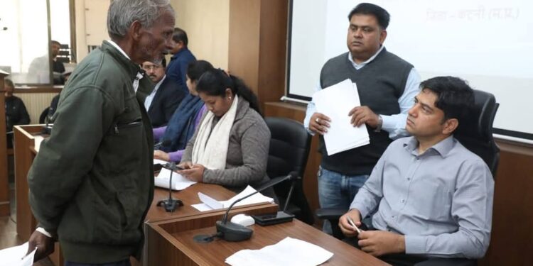 कलेक्ट्रेट कार्यालय में आयोजित हो रही जिला स्तरीय जनसुनवाई में कलेक्टर  दिलीप कुमार यादव स्वयं आवेदकों की समस्याओं एवं शिकायतों की गंभीरता से कर रहे सुनवाई