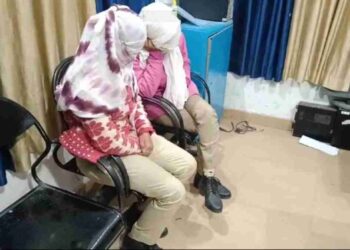 वर्दी पहनकर 2 महिलाएं कर रही थी वसूली पुलिस ने किया गिरफ्तार