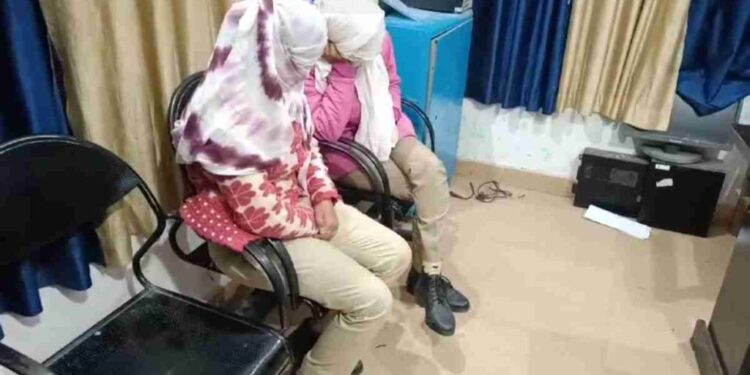 वर्दी पहनकर 2 महिलाएं कर रही थी वसूली पुलिस ने किया गिरफ्तार
