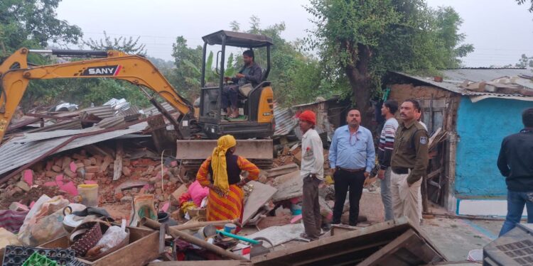 अवैधानिक गतिविधियां सहित अवैध शराब कारोबार से प्रताड़ित रहवासियों की शिकायत पर अंतत चला प्रशासन का बुलडोजर,क्षेत्रीय विधायक डॉ.शर्मा से पीड़ित रहवासी महिलाओं सहित कॉलोनी निवासियों ने लगाई थी गुहार…!वीडियो