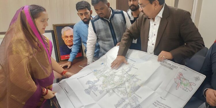 नगर में चल रहे सीवरेज कार्य पर लेट लतीफी पर कंपनी के अधिकारियों पर नाराज हुई नपाध्यक्ष नीतू यादव,भूगन इंफ्रास्ट्रेक्चर कंपनी के अधिकारियों को नंबर जारी करने के दिए निर्देश,नागरिकों की करेंगे समस्या समाधान ….