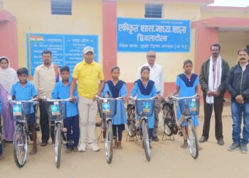 ग्राम के गणमान्य नागरिक एवं संस्था प्रमुख की उपस्थिति में दूर दराज से लंबी दूरी से आने वाले बच्चों को वितरित कि गई साइकिलें*