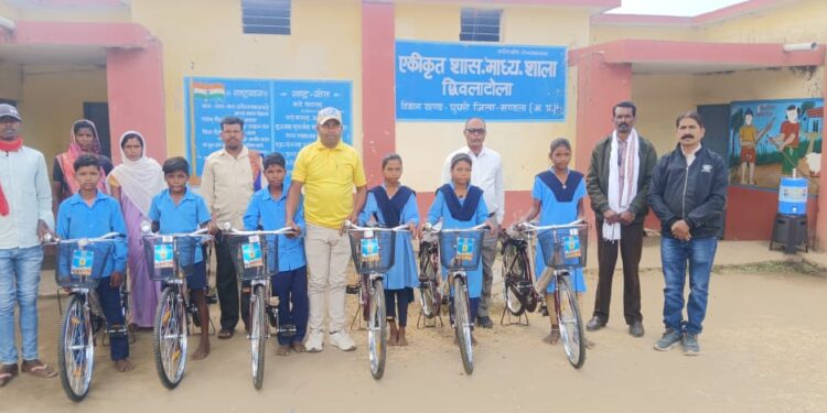 ग्राम के गणमान्य नागरिक एवं संस्था प्रमुख की उपस्थिति में दूर दराज से लंबी दूरी से आने वाले बच्चों को वितरित कि गई साइकिलें*
