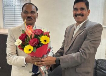 संचालक लोक अभियोजन श्री बी.एल. प्रजापति ने किया कार्यभार ग्रहण संयुक्‍त संचालक श्री कुमरे एवं प्र. उप-संचालक श्री उपाध्‍याय ने दिया संचालक को बधाई ।