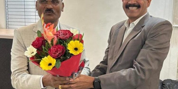 संचालक लोक अभियोजन श्री बी.एल. प्रजापति ने किया कार्यभार ग्रहण संयुक्त संचालक श्री कुमरे एवं प्र. उप-संचालक श्री उपाध्याय ने दिया संचालक को बधाई ।