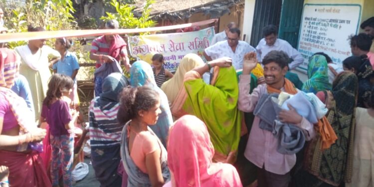 अग्रवाल सेवा समिति एवं अग्रवाल समाज द्वारा ग्रामीण अंचल में जरूरतमंदों को ऊनी वस्त्र किए वितरित