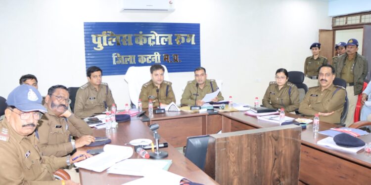 _*पुलिस कंट्रोल रूम स्थित सभागार में मासिक क्राइम मीटिंग में पुलिस अधीक्षक ने समस्त थाना/चौकी प्रभारियों की ली बैठक।*_