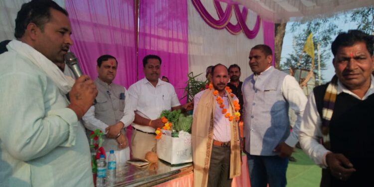 सगवा के किसान हरेंद्र सिंह बागरी ने जैविक खेती के माध्यम से सब्जी उगाकर अच्छा लाभ कमाया ,विधायक ने किया सम्मानित