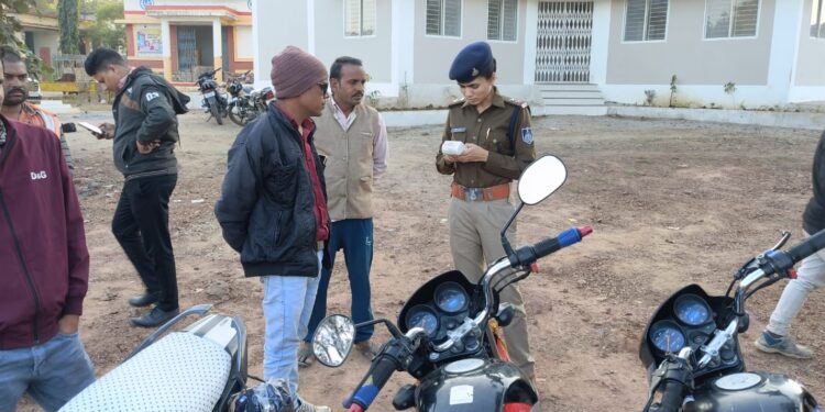 *शराब पीकर वाहन चलाने पर यातायात हाईवे सुरक्षा चौकी प्रभारी मोनिका खड़से द्वारा की गयी कार्यवाही*