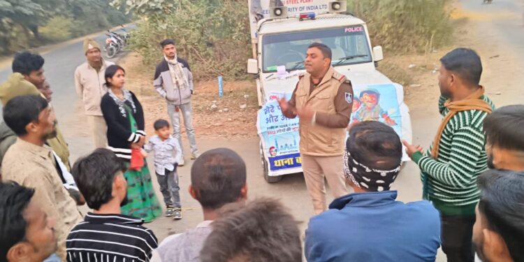 *आज दिनांक 11 दिसंबर को को थाना प्रभारी शैलेन्द्र सिंह यादव अपने स्टॉप के साथ गौरतलाई मोड वाहन चेकिंग के दौरान यातायात नियमों का अभियान चलाया और समझाइश भी दी*