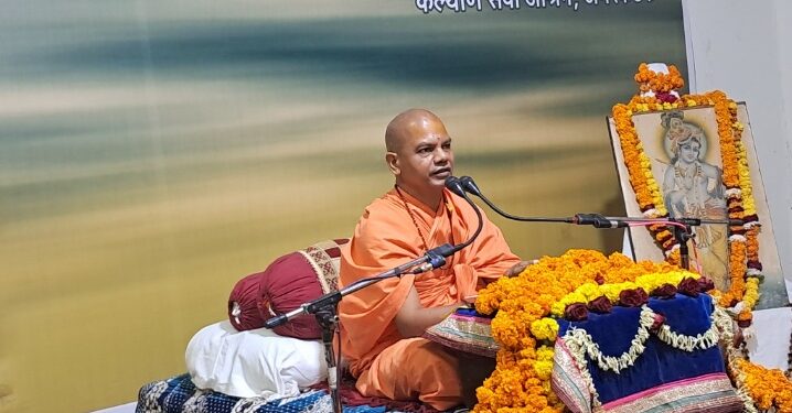 तीन दिवसीय गीता जयंती महोत्सव समापन दिवस के अवसर पर पूज्य स्वामी योगेश्वरानंद ने अपने प्रवचन में कहा कि जो भगवान को अनन्य भाव से भजता है उसके कुशल छेम का निर्माण भगवान स्वयं करते हैं,नगर पालिका अध्यक्ष श्रीमती नीतू यादव ने भी स्वामी जी का पुष्पहार से स्वागत किया