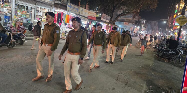 पुलिस महानिदेशक, मध्यप्रदेश श्री कैलाश मकवाना के निर्देशानुसार एवं पुलिस अधीक्षक, श्रीमति मृगाखी डेका के कुशल नेतृत्व में नरसिंहपुर कोतवाली पुलिस द्वारा फ्लेग मार्च निकालकर फिक्स प्वाइन्ट लगाए जा रहे है जिसमें थाना/चौकी प्रभारी के साथ-साथ समस्त बल की सहभागिता सुनिश्चत की जा रही है।*