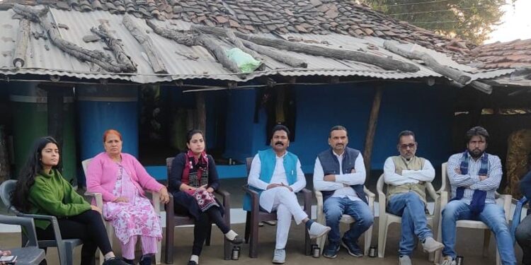 आजादी के 78 वर्ष बाद पहली बार पिपरिया तहसील के चौका ग्राम में कलेक्टर पहुंची,लगाई ग्राम चौपाल,कलेक्टर ने ग्राम चौका से मुख्य सड़क को जोड़ने वाली रोड की कनेक्टिविटी बढ़ाने के दिए निर्देश…