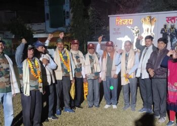 *पूर्व सैनिकों द्वारा विजय दिवस मनाया गया*  *सैनिकों का नगर परिषद अध्यक्ष एवं पार्षद श्रीमती अनीता भगवत राजपूत ने किया शाल श्रीफल से सम्मान*