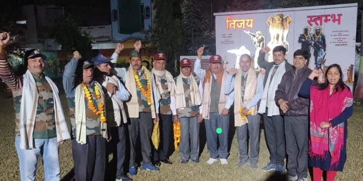 *पूर्व सैनिकों द्वारा विजय दिवस मनाया गया*  *सैनिकों का नगर परिषद अध्यक्ष एवं पार्षद श्रीमती अनीता भगवत राजपूत ने किया शाल श्रीफल से सम्मान*