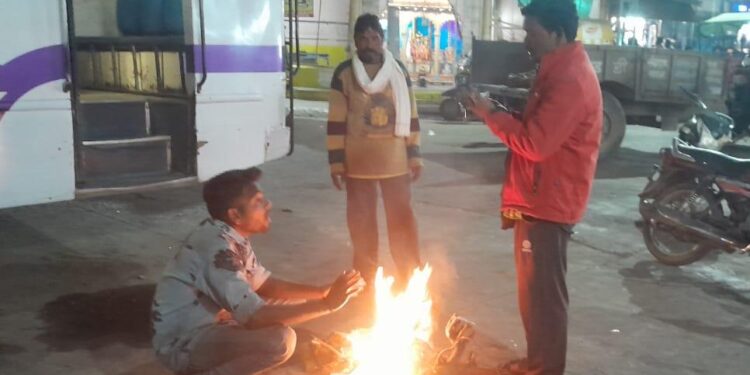 नगर पालिका ने भारी ठंड से बचाव के लिए 12 स्थानों पर जलाए अलाव…