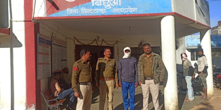 बिछुआ थाना प्रभारी महेंद्र भगत ने पॉक्सो एक्ट के 2 वर्ष से फरार 5 हजार के इनामी आरोपी को दूसरे राज्य से किया गिरफ्तार!! थाना प्रभारी महेंद्र भगत की कुशल कार्यशेली व कड़कता से अपराधियों मे हड़कंप!!* *