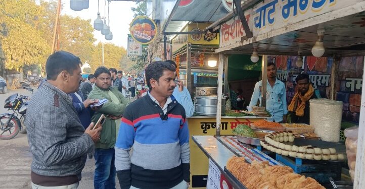 नपाध्यक्ष नीतू महेंद्र यादव ने की नगर को साफ स्वच्छ रखने की अपील,नगर हित में व्यापारीगण अमानक पालिथिन का उपयोग नहीं करें,स्ट्रीट वेंडर्स पर हुआ जुर्माना: स्वच्छता प्रभारी