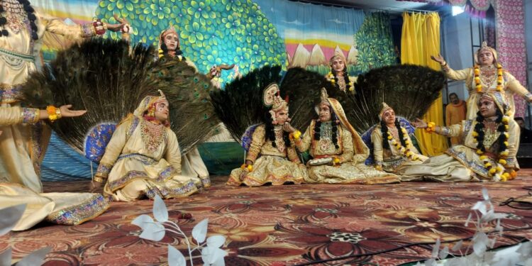 द्वितीय दिवस चित्रा सखि लीला का मंचन,”मेरी सुध लीजो श्री वृषभानु दुलारी”…