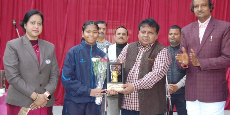 कुराश की अंतरराष्ट्रीय खिलाड़ी चारू का सम्मान,छोटी-छोटी आदतें ही संस्कार बनती हैंः सिटी मजिस्ट्रेट श्री रावत