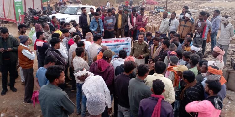 बहोरीबंद में नुक्कड़ सभा लगाकर वेयरहाउस में काम कर रहे 40 से 50 लोगों को साइबर फ्रॉड, सड़क सुरक्षा तथा नशा से बचाव तथा नशा के दुष्परिणामों के संबंध में जानकारी दी गई।