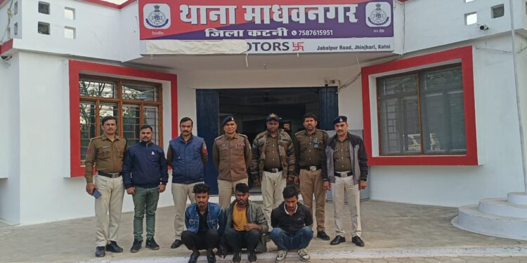 *रिपोर्ट के 24 घंटे के भीतर डीजल चोर गिरफ्तार, सफ़ारी लक्जरी गाड़ी से आते थे चोरी करने* पुलिस अधीक्षक ने की सराहना पुलिस अधीक्षक अभिजीत रंजन ने इस सफल कार्रवाई के लिए पुलिस टीम को प्रशंसा पत्र और पुरस्कार देने की घोषणा की है।