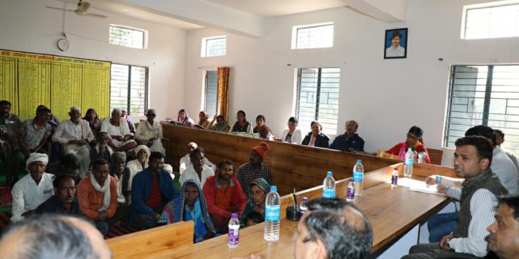 कमिश्‍नर श्री तिवारी रानी पिपरिया में सुशासन सप्ताह के अंतर्गत आयोजित मुख्यमंत्री जनकल्याण शिविर में हुए शामिल,शिविर में ग्रामीणों को विभिन्न योजनाओं की जानकारी दी