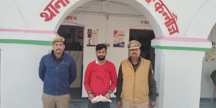 *थाना ठठिया पुलिस द्वारा वांछित 25,000/- के इनामिया अभियुक्त को गिरफ्तार कर भेजा जेल।*