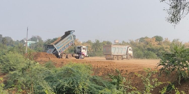 भोपाल तिराहा डूब क्षेत्र में बड़े पैमाने पर डंपरों से रसूखदार करवा रहे मिट्टी भराव कार्य,एसडीएम ने कहा मामला संज्ञान में आया है जांच कराएंगे, उसके बाद होगी वैधानिक कार्रवाई..