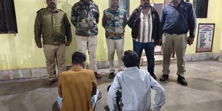 कोतवाली बस स्टैंड पुलिस ने रंगे हाथों किया सटोरियों को गिरफ्तार,