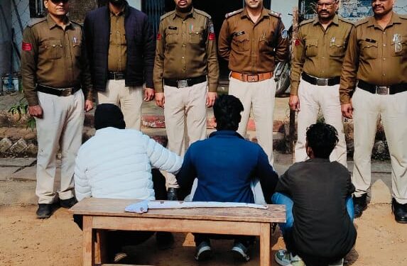 चौकी बिलहरी थाना कुठला की जोरदार कार्यवाही एक जिला बदर व दो आदतन आरोपियों को अवैध शस्त्र के साथ पकड़कर गिरफ्तार कर भेजा जेल