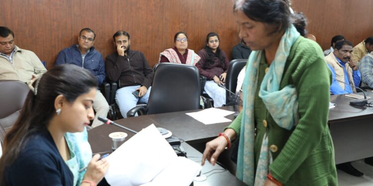 जनसुनवाई में कुल 96 आवेदनो पर सुनवाई की गई,किसी ने मनमाना बिजली बिल देने तो किसी ने जमीन पर अवैध कब्जा करने की शिकायत जनसुनवाई में की,वही किसी ने वृद्धावस्था पेंशन न मिलने तो किसी ने ग्रेच्युटी का भुगतान न होने की शिकायत की….
