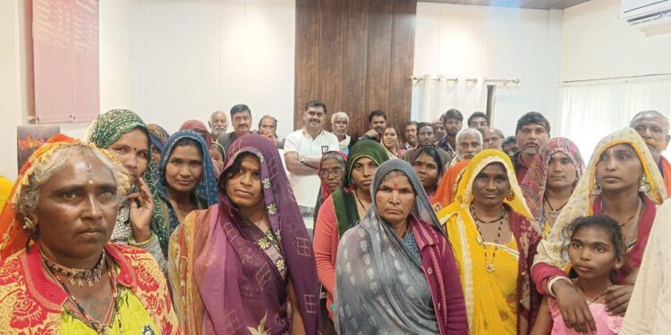 गांव के लग-भग सभी पात्र लोगों को प्रधानमंत्री आवास योजना में अपात्र किया…रोजगार सहायक गरीबों के मसीहा बने जिला पंचायत उपाध्यक्ष”श्री लोकेन्द्रसिंह खेजडिया”