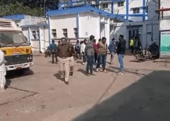 *लव अफेयर बना मौत का कारण: छत पर युवक ने खुद को मारी गोली, परिजनों का दावा—लड़की के चक्कर में गई जान*