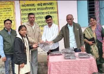 “ग्राम खमलाय में स्वेटर पाकर खिलखिला उठे स्कूली बच्चे” कड़ाके की ठंड में स्कूली बच्चों को सरपंच प्रतिनिधि कमल सिंह वर्मा ने किये स्वेटर वितरण…!