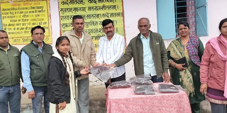 “ग्राम खमलाय में स्वेटर पाकर खिलखिला उठे स्कूली बच्चे” कड़ाके की ठंड में स्कूली बच्चों को सरपंच प्रतिनिधि कमल सिंह वर्मा ने किये स्वेटर वितरण…!