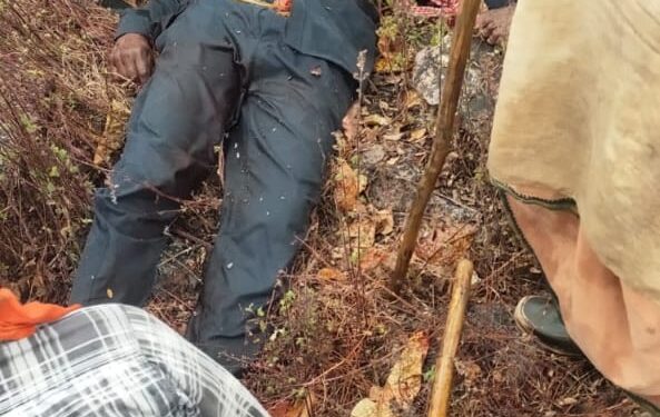 धारदार हथियार से गला काटकर हत्या