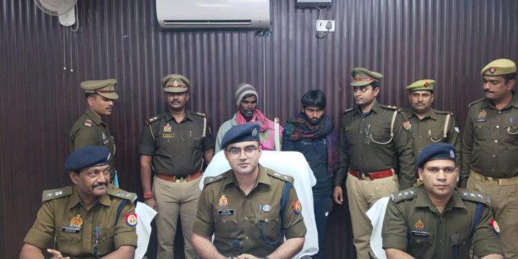 *चकिया व स्वाट/सर्विलांस पुलिस टीम के संयुक्त कार्यवाही में 36 घण्टे के अन्दर हत्या की घटना का सफल अनावरण के साथ घटना में प्रयुक्त हथियार को बरामद कर 02 अभियुक्तों को किया गिरफ्तार।*