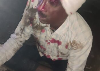 रोड पर पानी वहने से मोटरसाइकिल फिसलने से एक व्यक्ति हुआ घायल