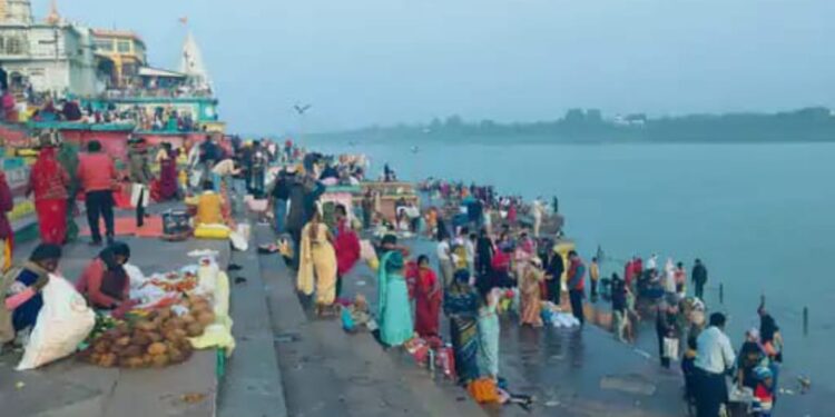 नपा अध्यक्ष सहित सीएमओ के निर्देश पर सोवमती अमावस्या पर घाटों पर मुस्तैद रही नपा टीम,श्रद्धालुओं के लिए जलाए अलाव,रास्ते से फल सब्जी के ठेले हटाए सहित हाका दल रहा तैनात..!