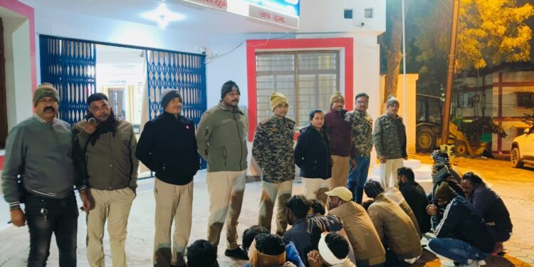 माधवनगर थाना प्रभारी निरीक्षक अनूप सिंह ठाकुर के नेतृत्व में पुलिस टीम ने सक्रियता से कार्रवाई करते हुए विभिन्न स्थानों पर छापेमारी की। अभियान के दौरान 12 आरोपियों को खुले में शराब पीते हुए गिरफ्तार किया गया।
