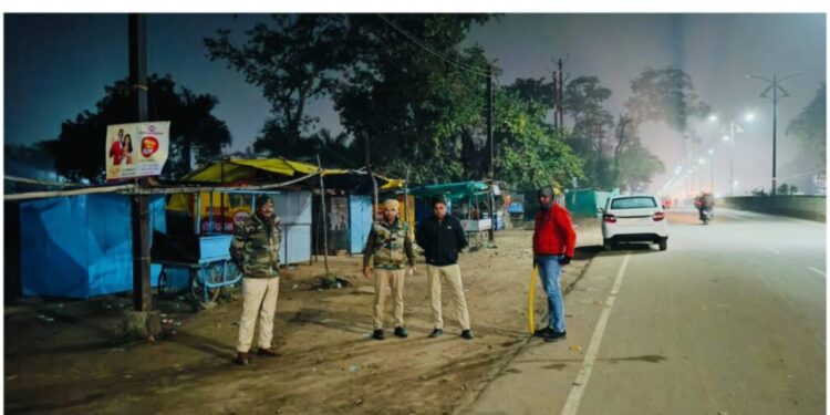 बस स्टैंड चौकी प्रभारी अंकित मिश्रा,स्टाफ सहित पैदल भ्रमण कर हर परिस्थिति का जायजा लेते हुए